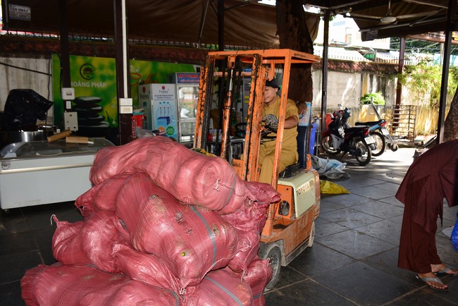 Continuing to support people in need in the Covid-19 pandemic of Hoang Phap Pagoda (series 7)